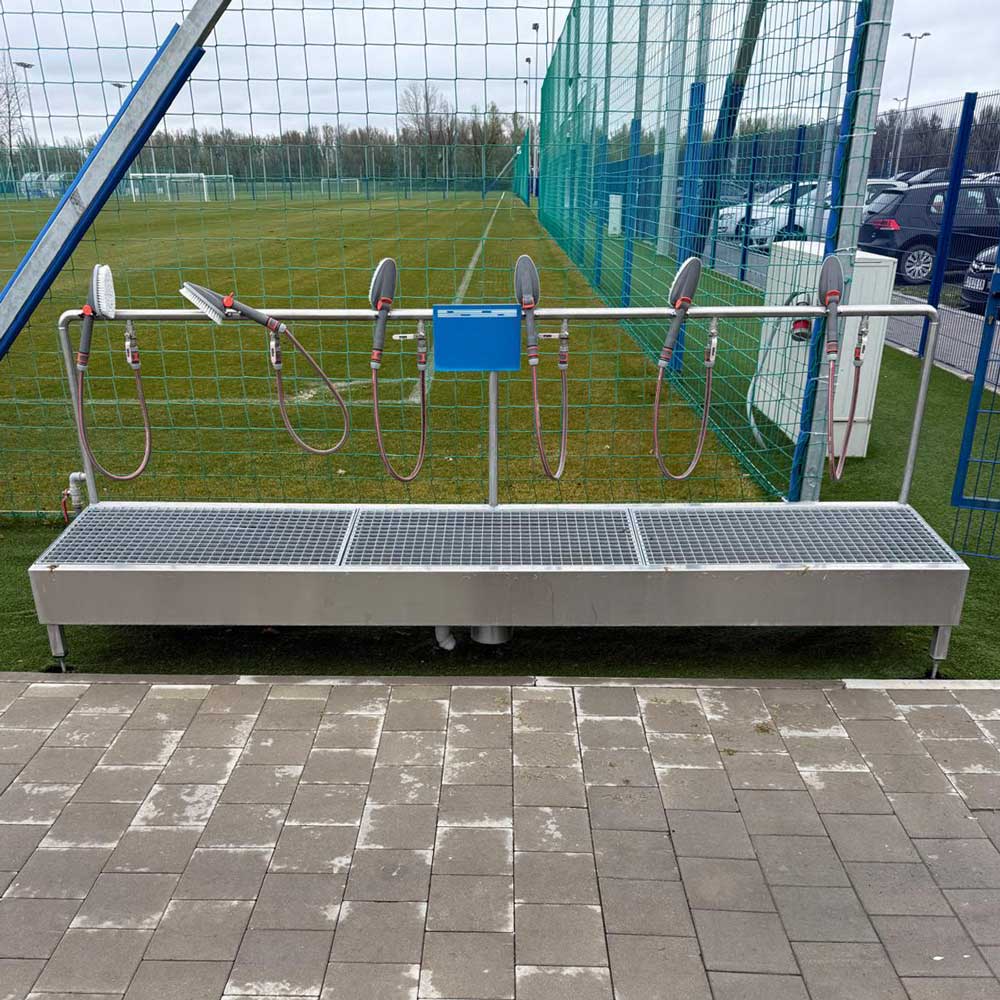 Waschplatz für Fussballschuhe mit Handwaschbürste – Bild 8